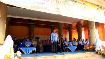 Hari Pertama Bertugas, Bupati Suparman Pimpin Upacara Hari Otonomi Daerah